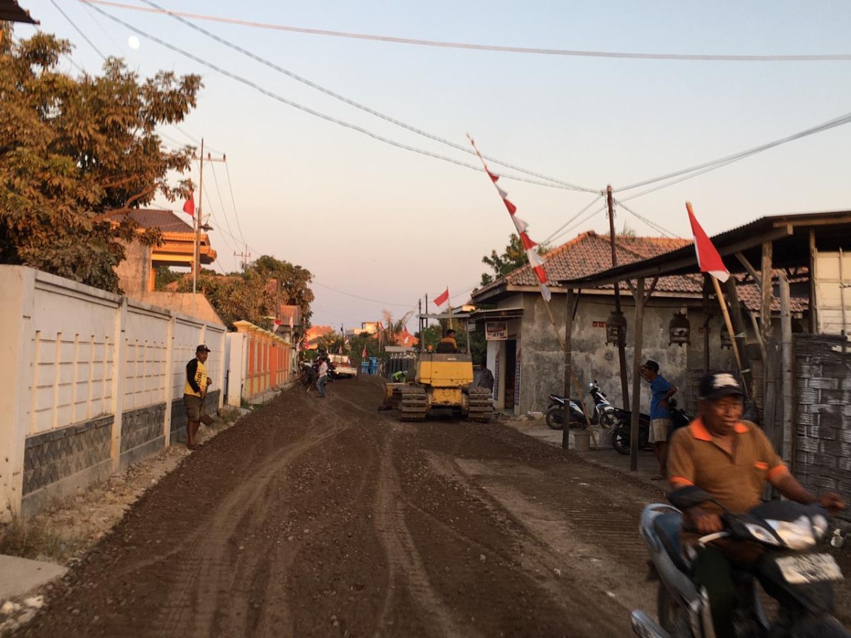 Perbaikan jalan kabupaten antara Kecamatan Kwanyar dan Kecamatan Modung. (Foto: Fathor Rahman/jatimnow.com)