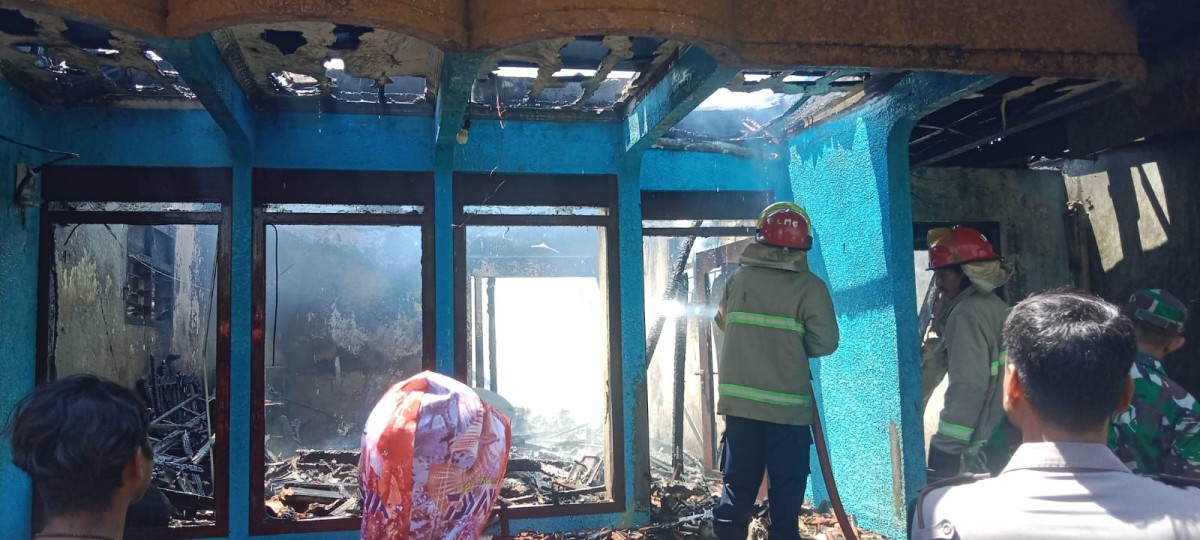 Petugas Damkar Lamongan saat melakukan pemadaman di lokasi. (Foto : Adyad Ammy Iffansah/jatimnow.com)