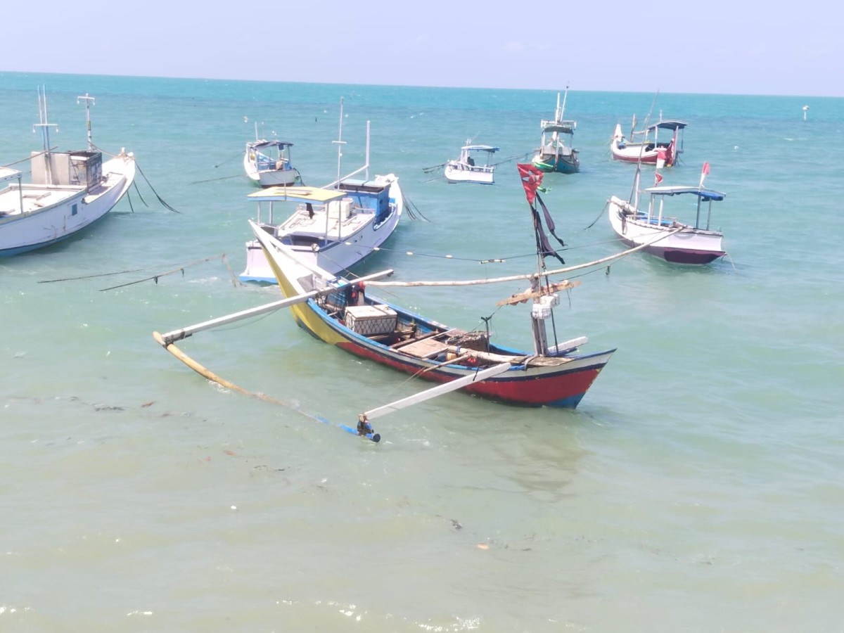 Perahu kecil jenis klotok tanpa pemilik terdampar  di Sumenep.(Foto: Polres for jatimnow.com)