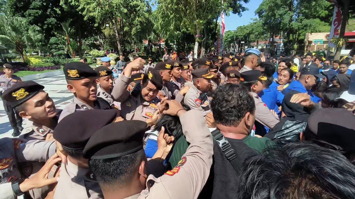 Demo yang berlangsung di depan Balai Kota Surabaya. (Foto: Lita for jatimnow.com)
