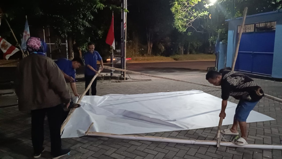 Pencopotan baliho AHY-Anies di depan Kantor Demokrat Jatim (Foto: Demokrat Surabaya for jatimnow.com)