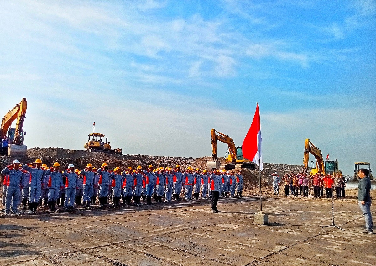 Kepala DLHK Sidoarjo saat memimpin upacara di TPA Griyo Mulyo, Kabupaten Sidoarjo.