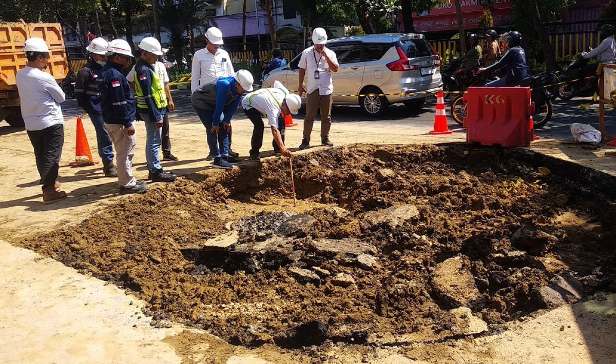 Aspal Jalan Pasar Kembang Surabaya yang Merekah Rawan Ambles, Ini Solusi PDAM