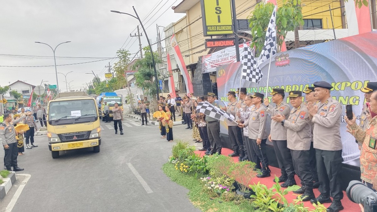 Kapolda Jatim Irjen Pol Dr Toni Harmanto saat pimpin pemberangkatan penyaluran air bersih. (Foto: Misbahul Munir/jatimnow.com)