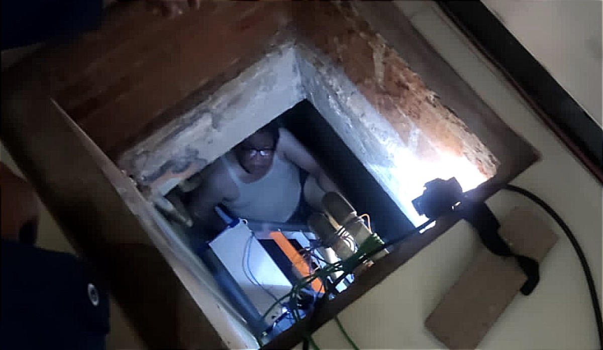 Korban saat terjebak dalam tandon air bawah tanah (Foto: Damkarla Gresik for jatimnow.com))