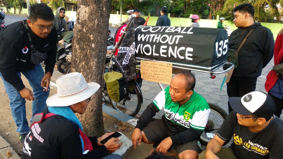 Midun disambut Bonek saat beristirahat di depan Masjid Al Akbar Surabaya. (Foto: Haryo Agus/jatimnow.com)