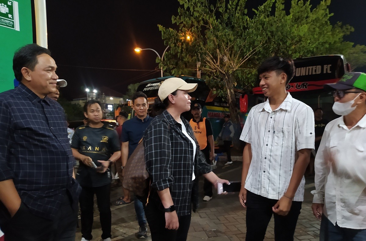 Alvin bersama Presiden Madura United, Achsanul Qosasi dan Dirut Madura United, Annisa Zhafarina Qosasi.