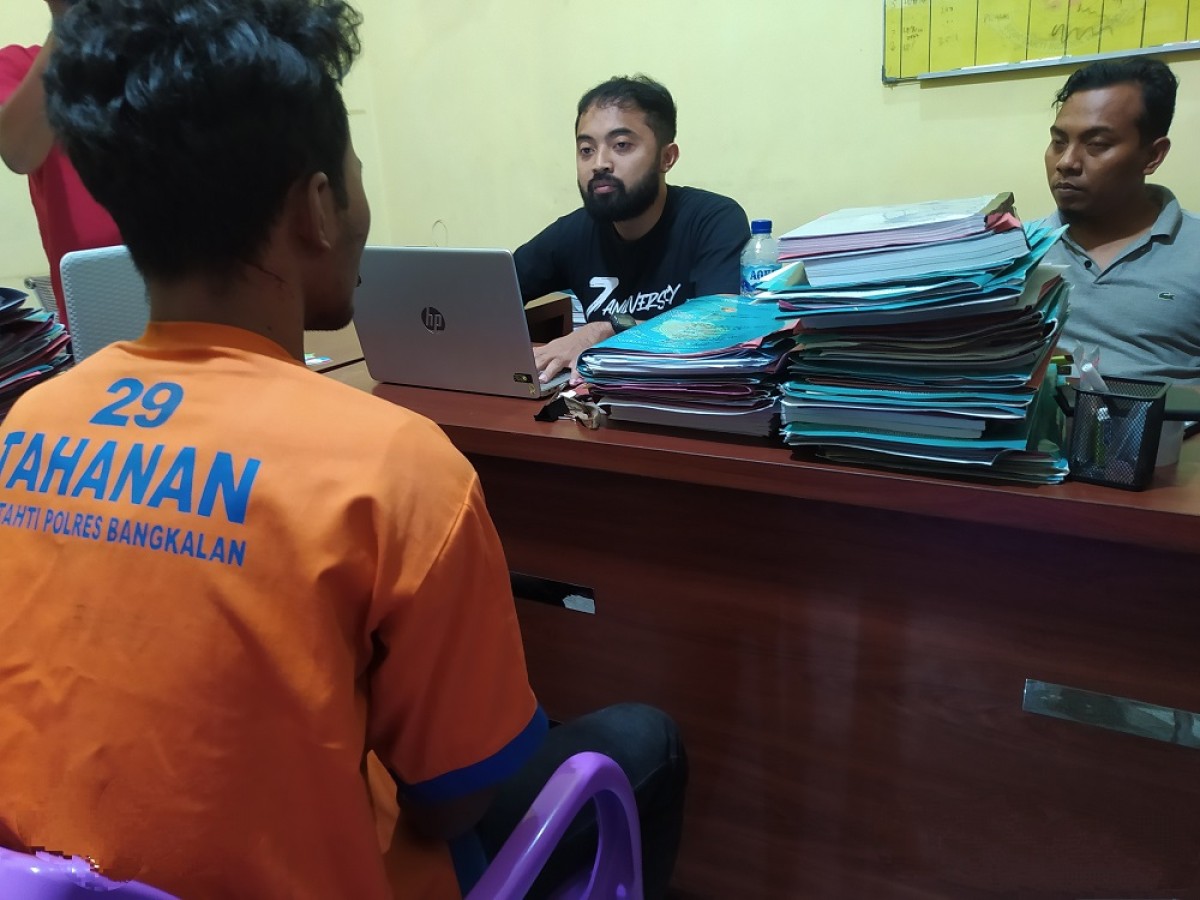 Pelaku maling motor saat diperiksa penyidik. (Foto: Fathor Rahman/jatimnow.com)