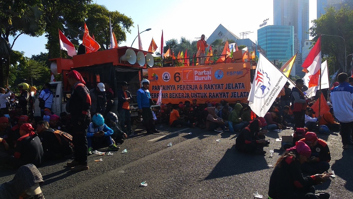 Aksi unjuk rasa oleh serikat buruh (Haryo Agus /jatimnow.com)