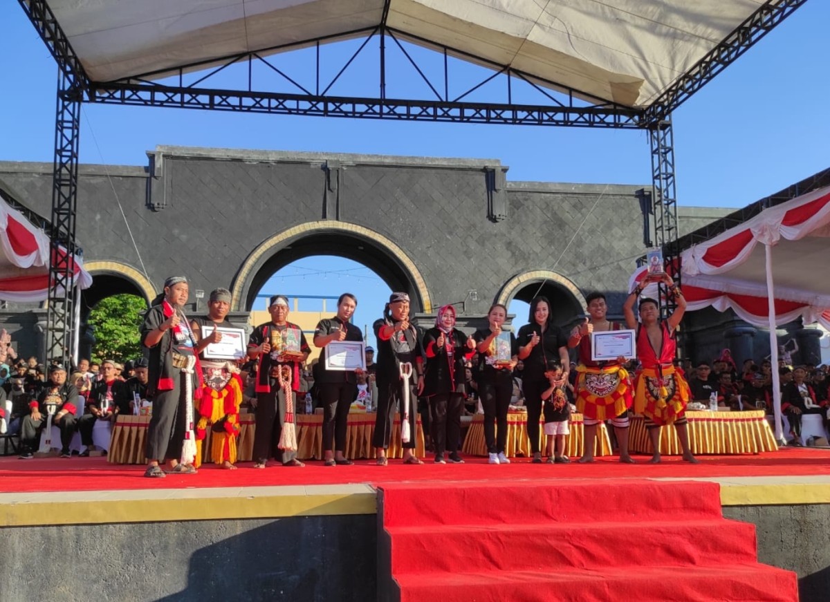 Bupati Sugiri Sancoko saat menyerahkan penghargaan. (Foto: Ahmad Fauzani/jatimnow.com)