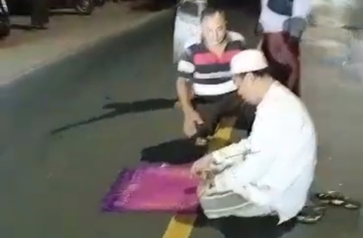 Viral! Seorang Pria di Gresik Salat di Tengah Jalan Raya