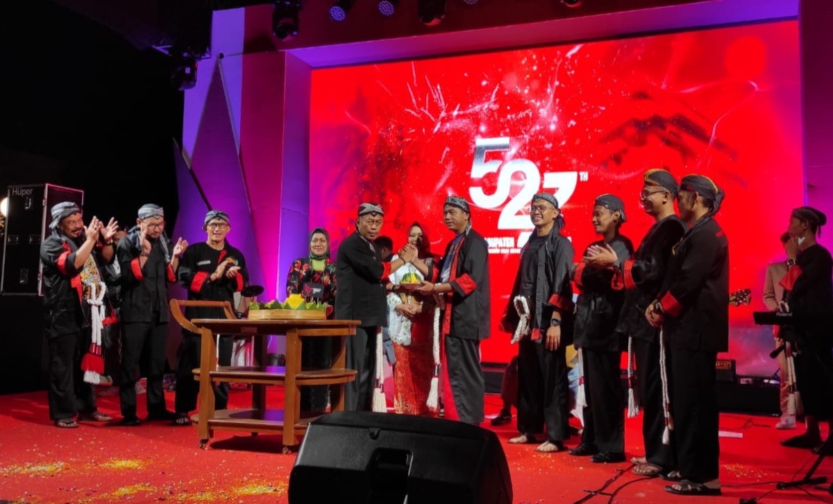 Bupati Sugiri Sancoko memberikan potongan tumpeng kepada Ketua DPRD Kabupaten Ponorogo, Sunarto. (Foto: Ahmad Fauzani/jatimnow.com)