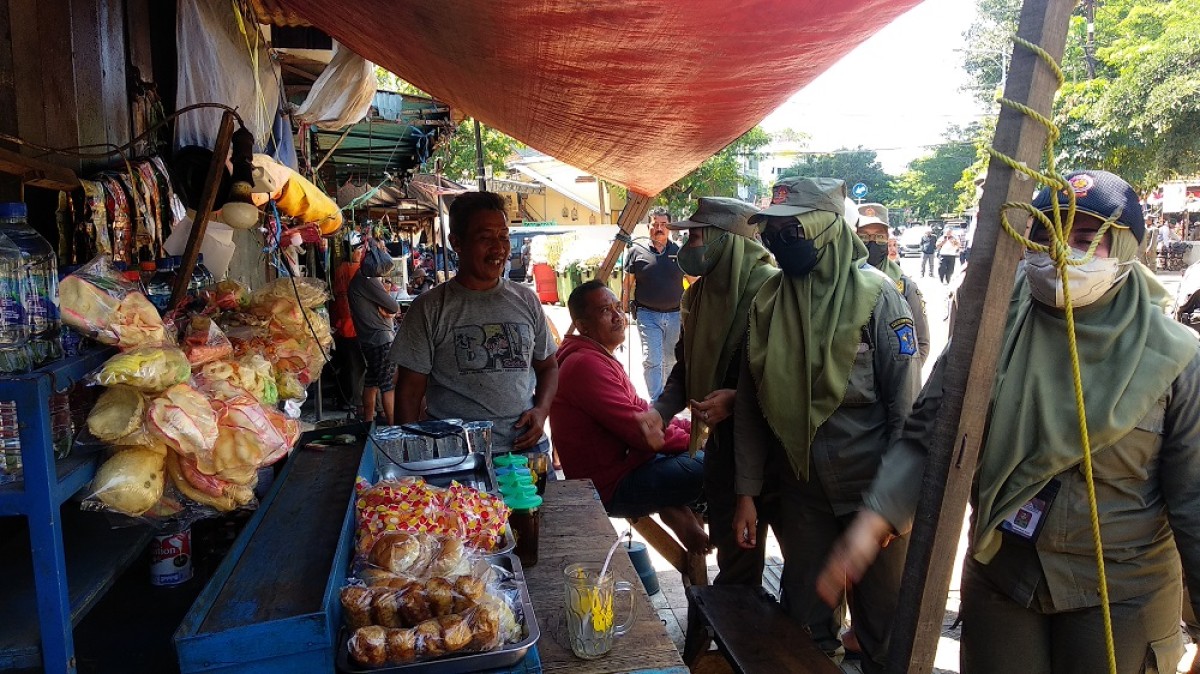 Sosialisasi Satpol PP ke pedagang Pasar Keputran. (Foto: Haryo Agus/jatimnow.com)