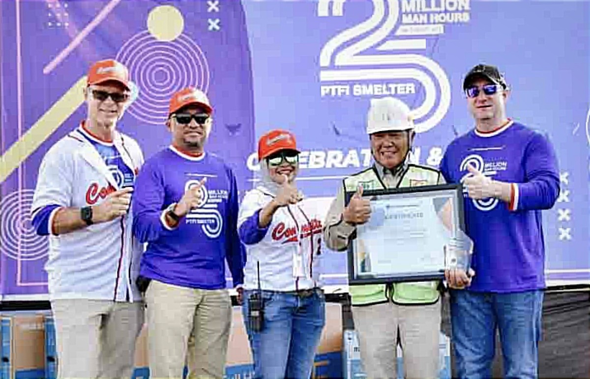 Penghargaan diserahkan oleh (ki-ka): (Darren Bell (Site Manager), Venta Agustri - (Deputy Site Manager), Yoga Amaliasari (Construction Manager), Tsuyoshi Kan (Senior Project Manager SMCC), Crish McCoy (Project Director). (Foto: PTFI for jatimnow.com)
