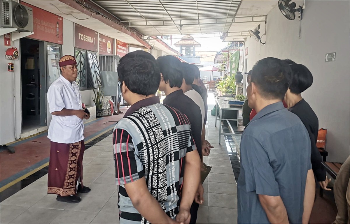 Petugas Rutan Kelas IIB Gresik saat memberi imbauan kepada para napi yang bebas (Foto: Sahlul Fahmi/jatimnow.com)