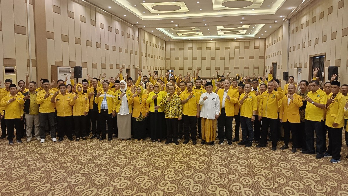 Ketua DPD Partai Golkar Jatim M Sarmuji bersama caleg DPR RI, DPRD Provinsi dan DPRD Kabupaten Bojonegoro - Tuban (Foto: Misbahul Munir/jatimnow.com)