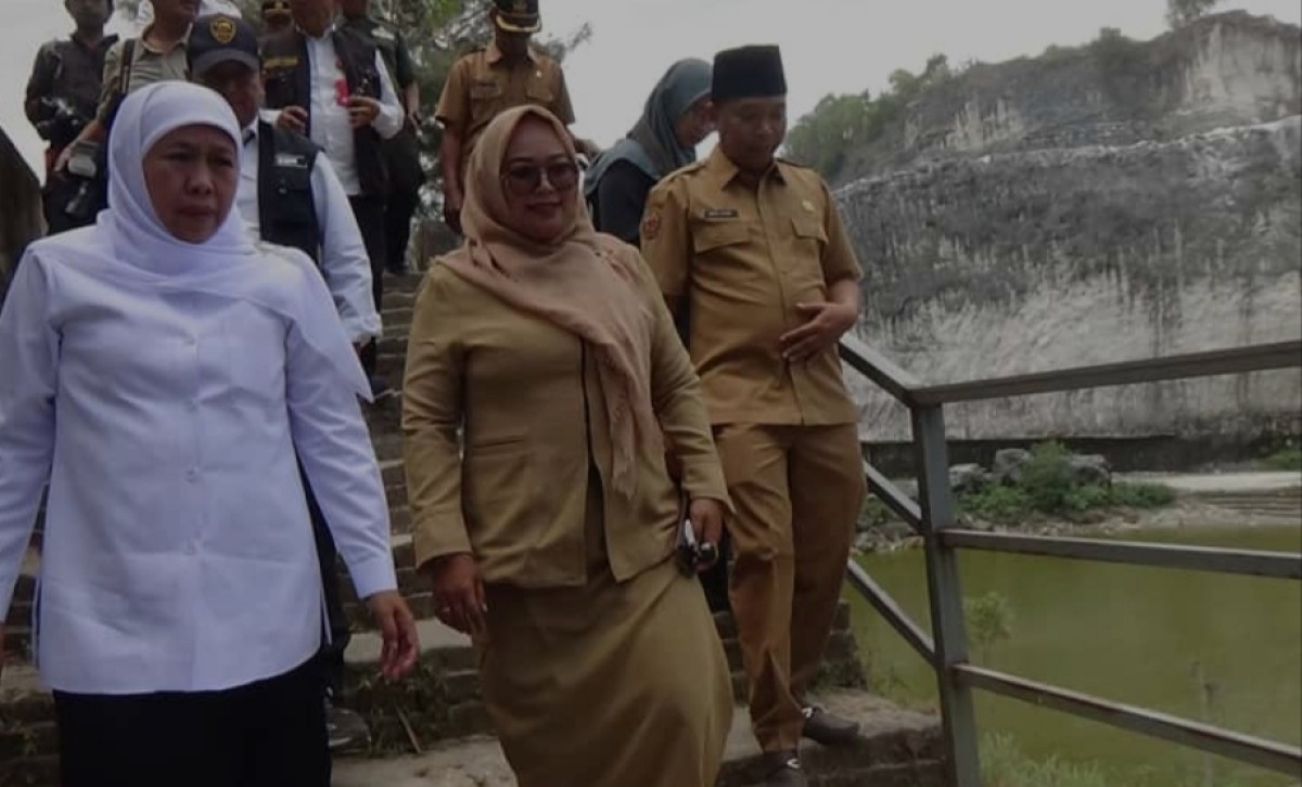 Gubernur Jatim, Khofifah Indar Parawansa saat mengunjungi Bangkalan. (Foto: Rahem for jatimnow.com)