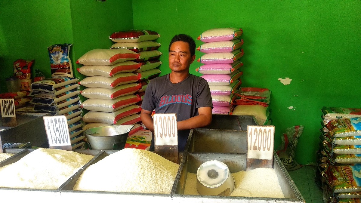 Pedagang Beras di Jalan Manyar Sabrangan Surabaya, Adjie mengaku kenaikan harga beras sudah berlangsung selama seminggu terakhir. (Foto: Haryo Agus/jatimnow.com)