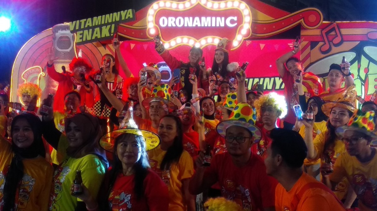 Puluhan pemenang lomba joget jingle Oronamin C bersama Denny Caknan. (Foto: Haryo Agus/jatimnow.com)