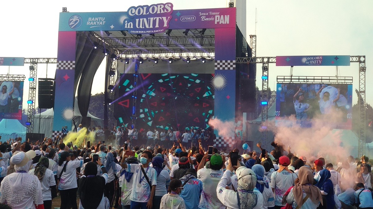 Color Run dalam puncak acara peringatan HUT PAN ke-25 yang digelar di Tugu Pahlawan Surabaya.