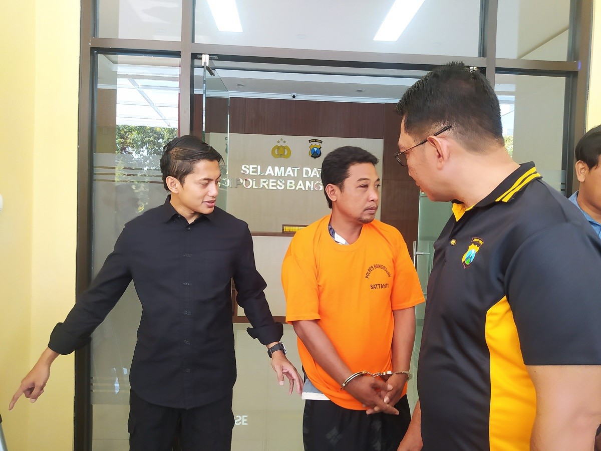 Pelaku usai ditangkap petugas Polres Bangkalan. (Foto: Fathor rahman/jatimnow.com)