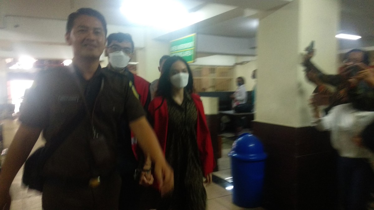 Terdakwa perkara pornografi saat akan menjalani sidang di PN Surabaya. (Foto: Haryo Agus/jatimnow.com)