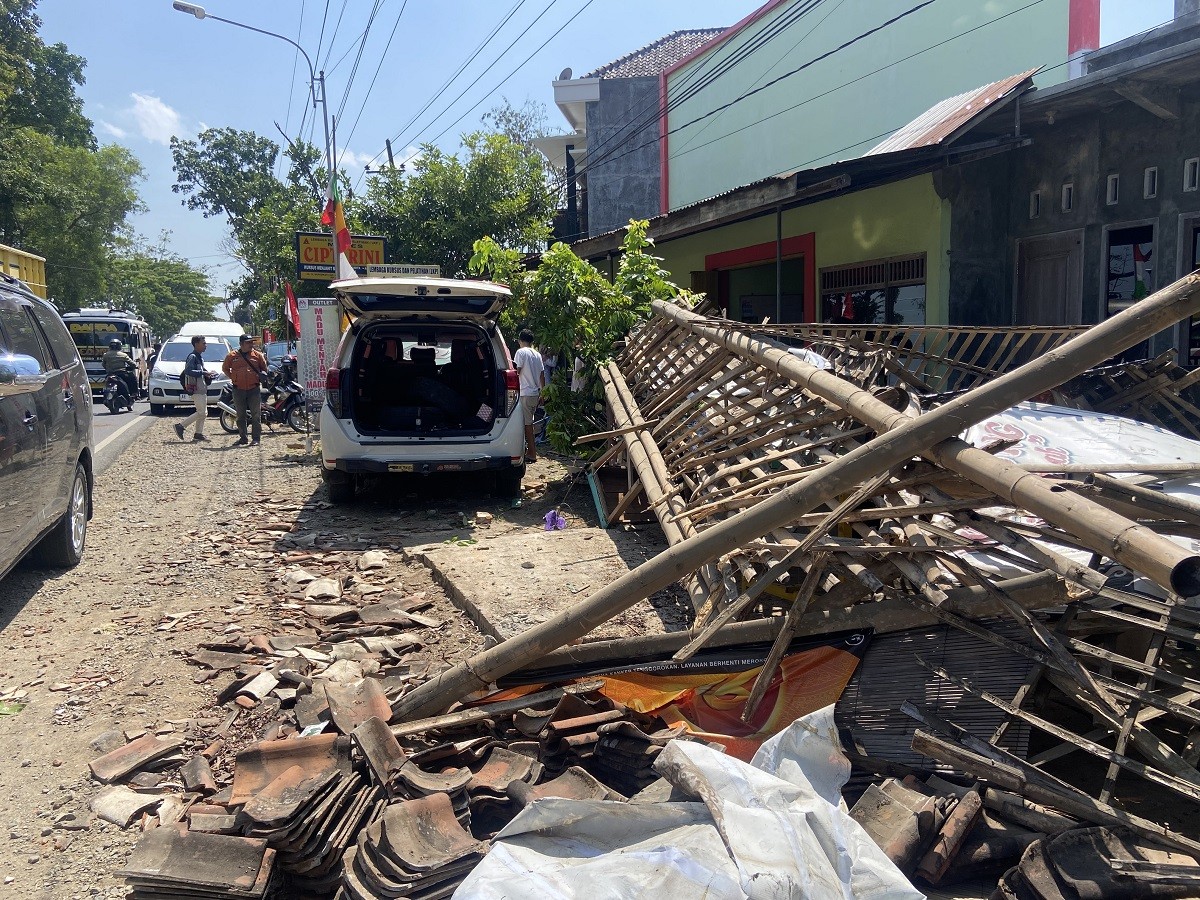 Innova Seruduk Warung, Aspal di Jalan Diponegoro Surabaya Merekah dan Program Pemutihan Pajak Pemprov Jatim