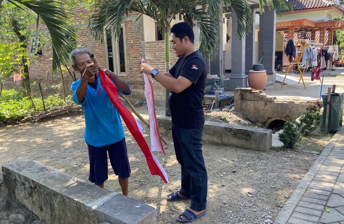 Kades Purworejo Ponorogo Bagi-bagi Bendera Merah Putih, Dananya dari Mana?