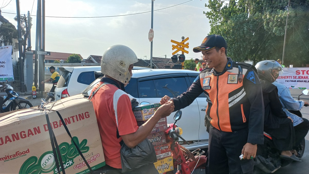 Sosialiasi keselamatan berlalu lintas oleh PT KAI Daop 7 Madiun (Foto: PT KAI Daop 7 Madiun for jatimnow.com)