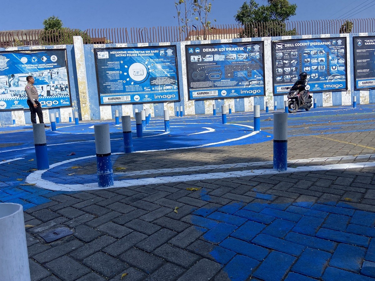 Pemohon SIM C melakukan praktik di Polres Ponorogo (Foto: Ahmad Fauzani/jatimnow.com)