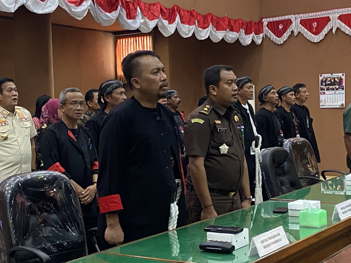 Sekretaris Daerah (Sekda) Kabupaten Ponorogo, Agus Pramono /kiri (Ahmad Fauzani/jatimnow.com)