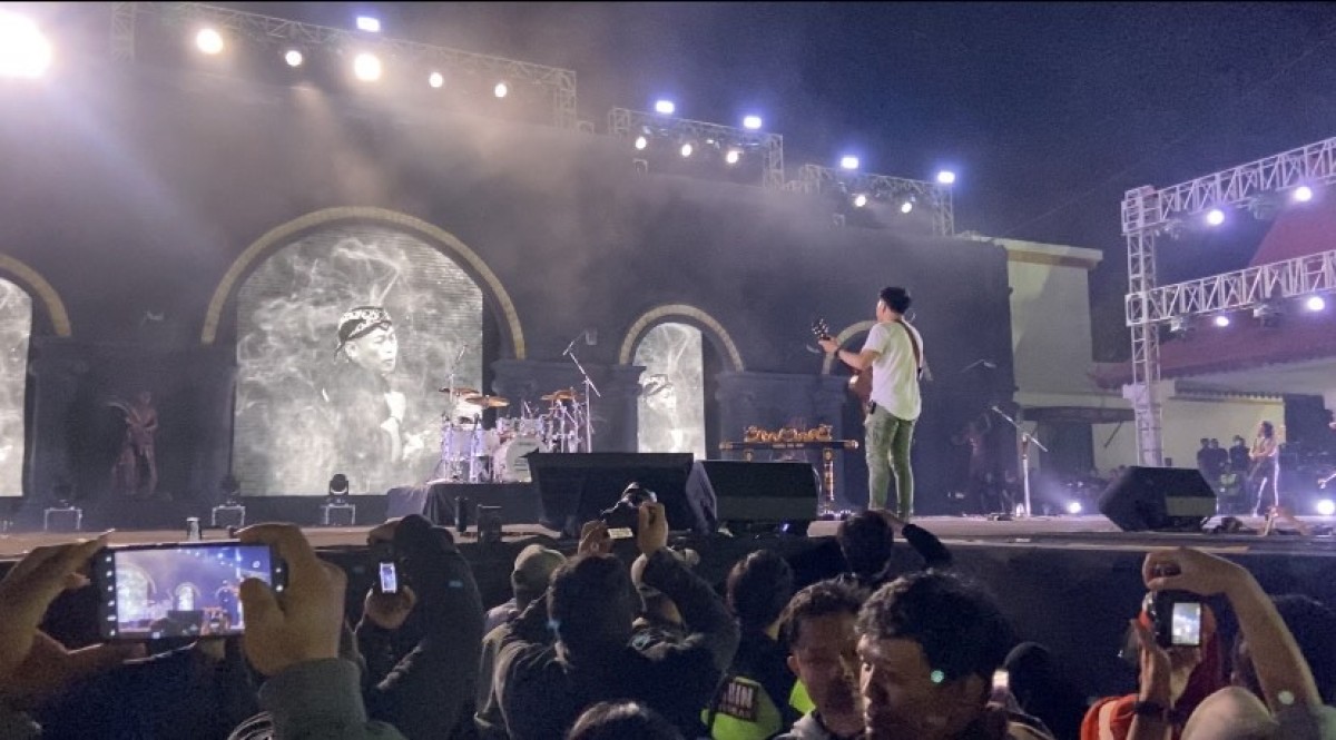 Bupati Ponorogo Sugiri Sancoko saat berkolaborasi melalui video, menyanyikan Kidung Rumekso Ing Wengi dengan Noah "Jika Engkau". (Foto: Ahmad Fauzani/jatimnow.com)