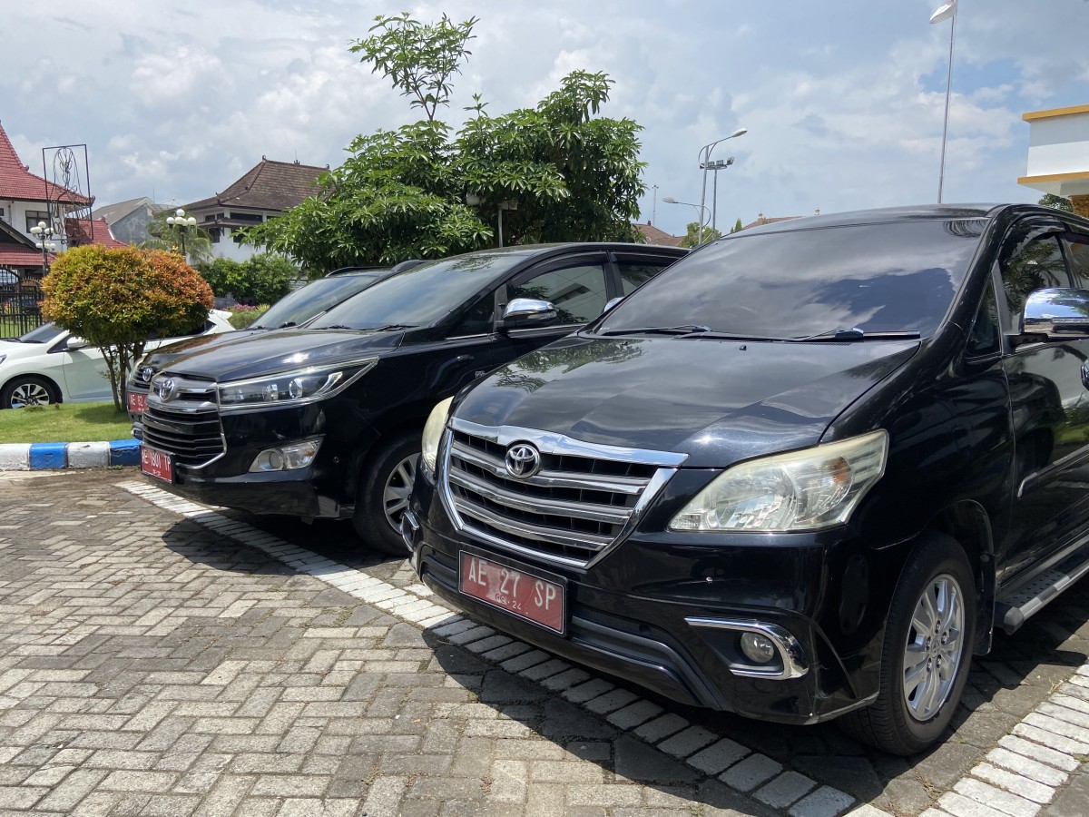 Mobil plat merah di halaman Pemkab Ponorogo. (Foto: Ahmad Fauzani/jatimnow.com)