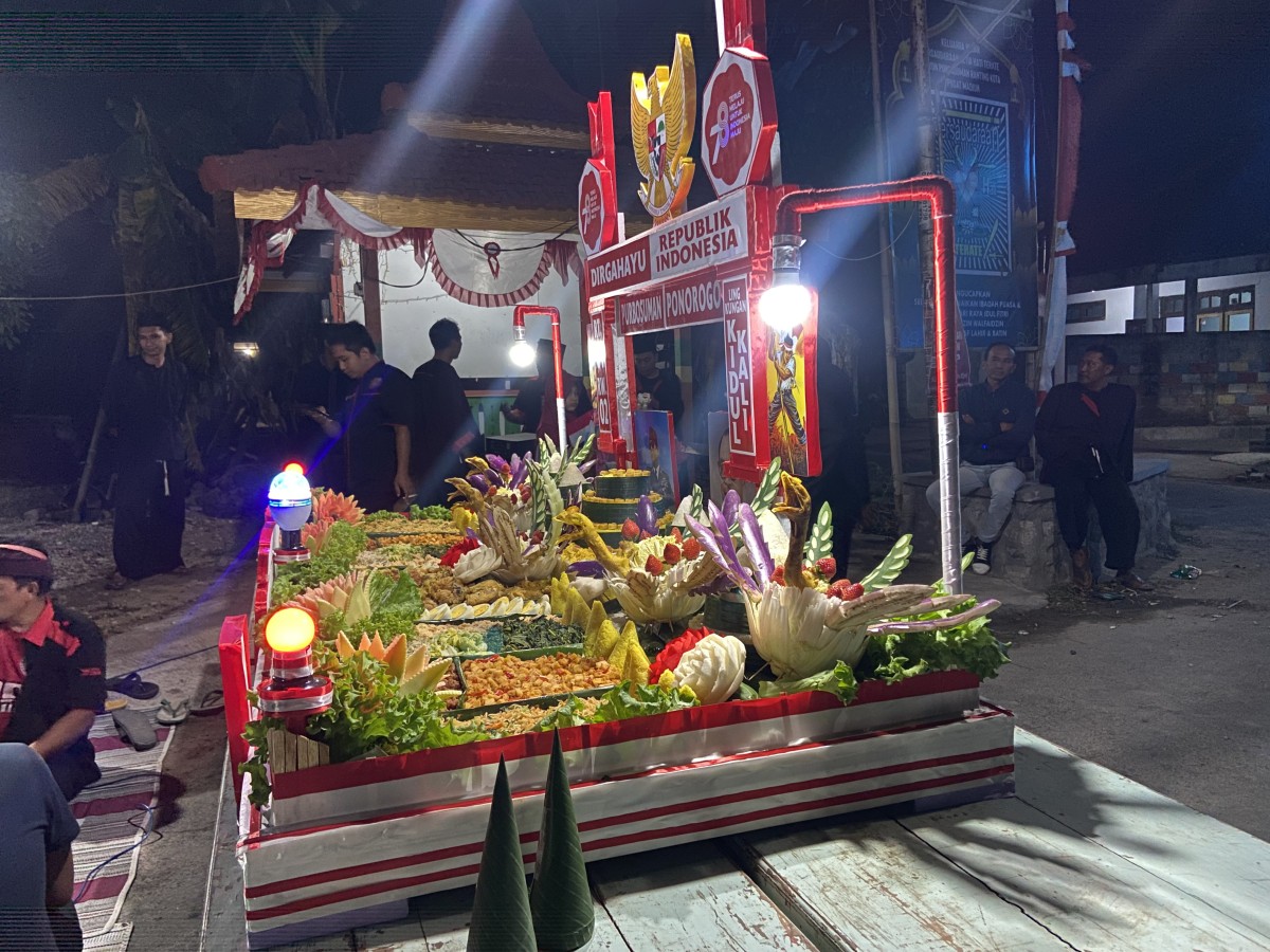 Tumpeng besar dengan tumpeng kecil berjumlah (Ahmad Fauzani/jatimnow.com)