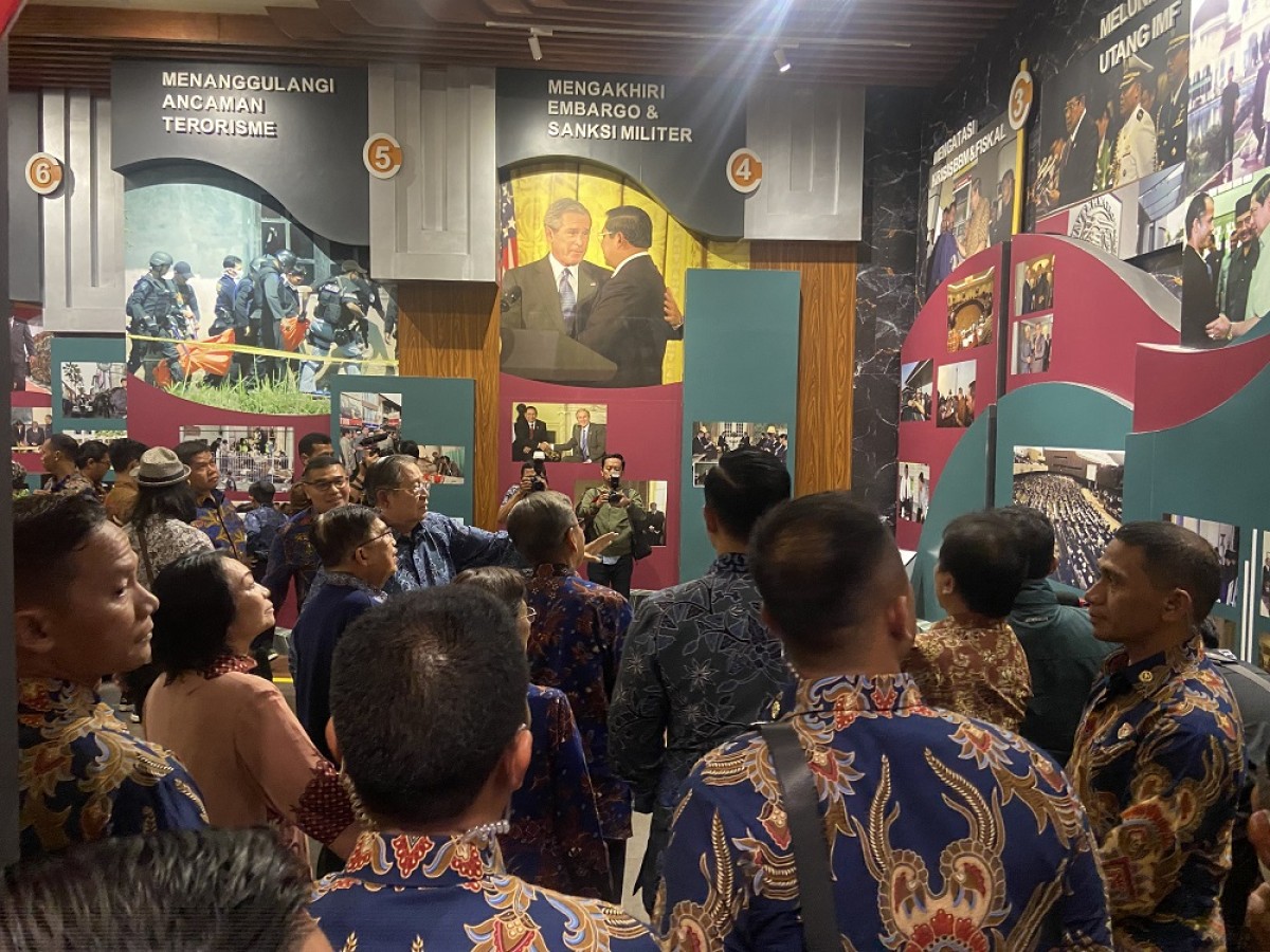 SBY saat berkeliling di Museum dan Galeri SBY-Ani. (Foto: Ahmad Fauzani/jatimnow.com)