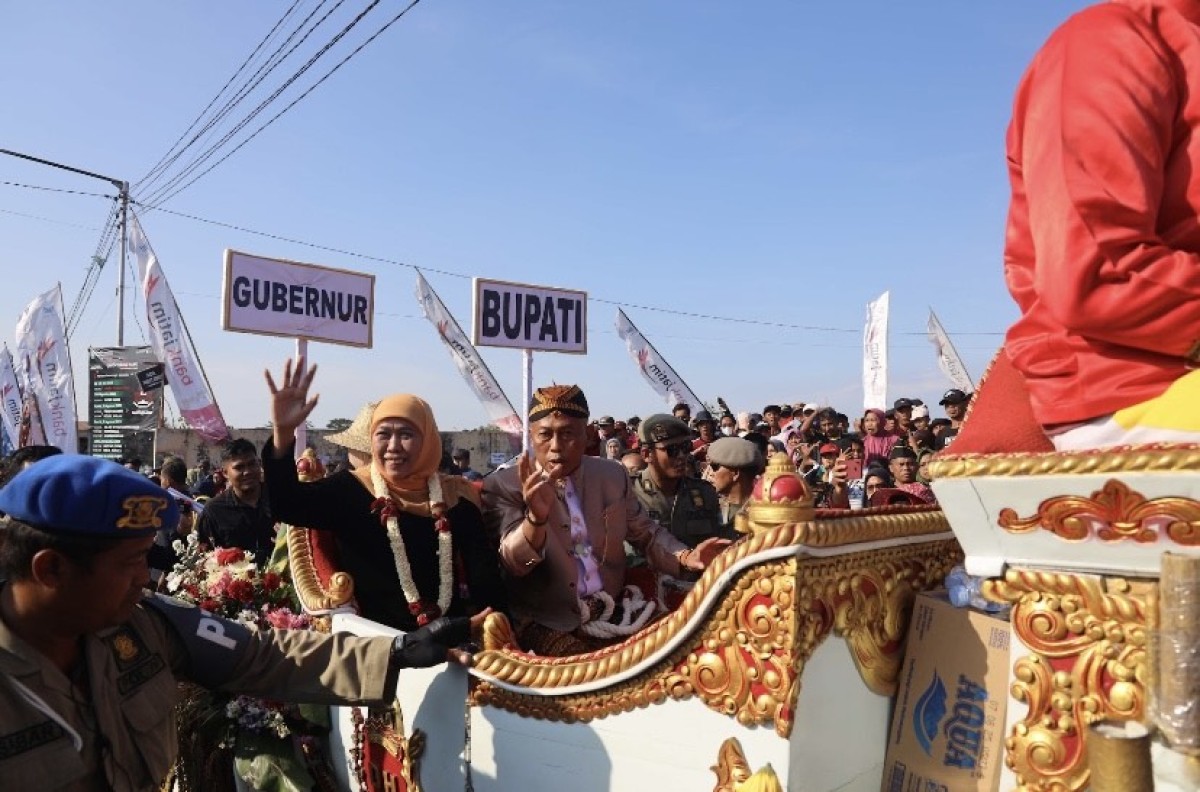Bupati Ponorogo Kang Giri Bersama Gubernur Jatim Khofifah Saat mengikuti Kirab Budaya Grebeg Tutup Suro (Pemkab Ponorogo for jatimnow.com)