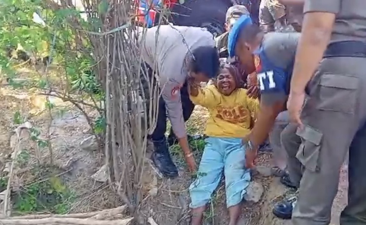 Pemilik rumah terbakar di Dusun Sukun Ponorogo menangis histeris. (Foto: Ahmad Fauzani/jatimnow.com)
