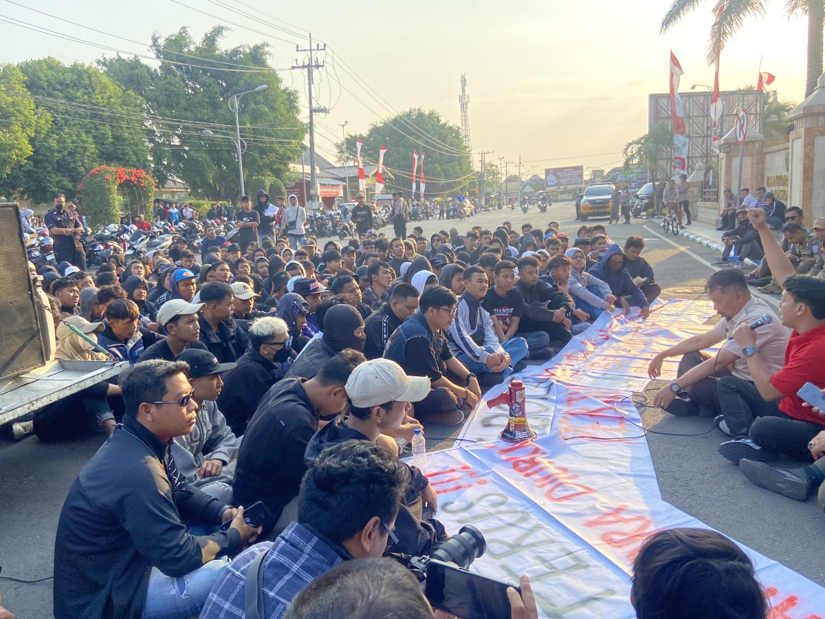 Ratusan pendukung Persepon berunjuk rasa memperjuangkan nasib klub kebanggaan mereka. (Foto: Ahmad Fauzani/jatimnow.com)