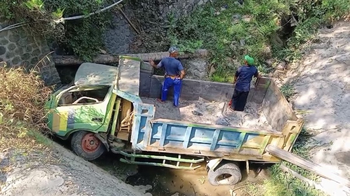 Truk pengangkut pasir masuk ke Sungai Pomahan Ponorogo, usai terjun bebas. (Ahmad Fauzani/jatimnow.com)