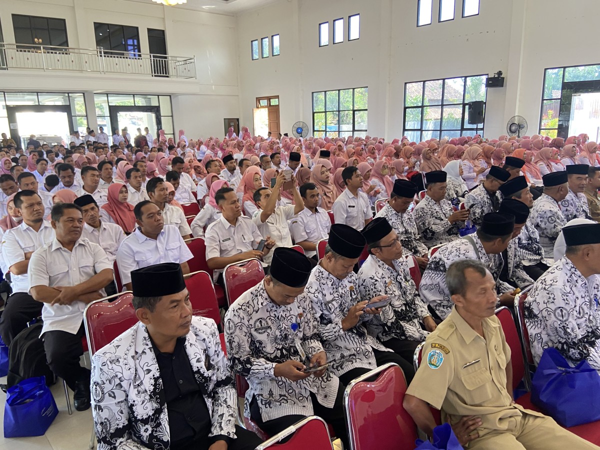 Ratusan PPPK Guru tahap 3 tahun 2022 Pemkab Ponorogo tasyakuran di Gedung PGRI (Foto: Ahmad Fauzani/jatimnow.com)