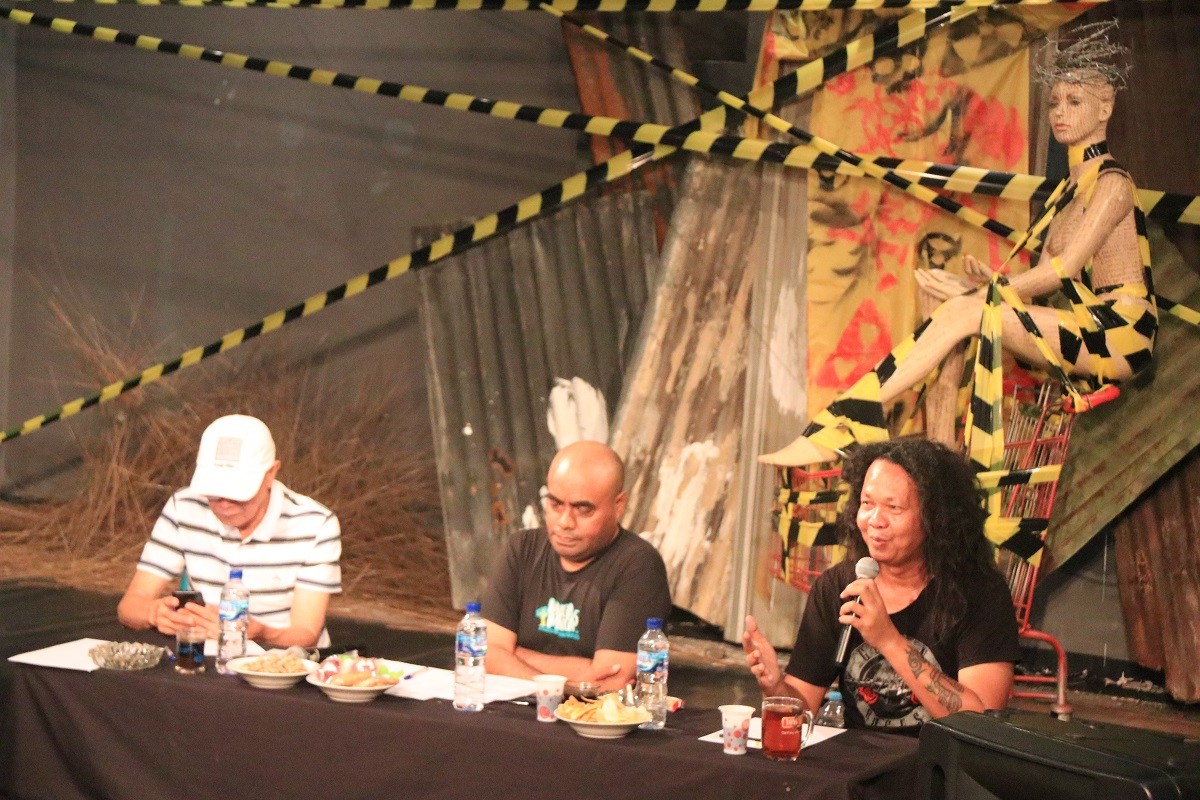 Diskusi Teater Api Indonesia bertema Membaca Tubuh, di Galeri Dewan Kesenian Surabaya (DKS), Senin (1/8/2023) malam.