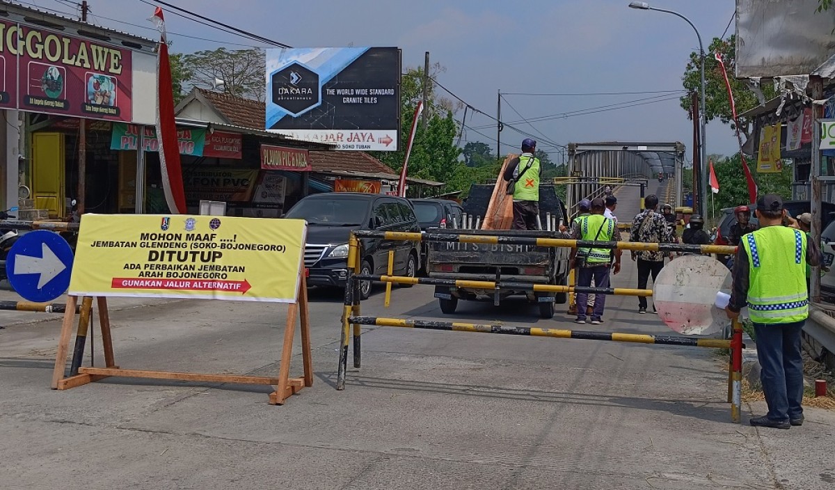 Jembatan Glendeng tutup total. (Foto: Misbahul Munir/jatimnow.com)