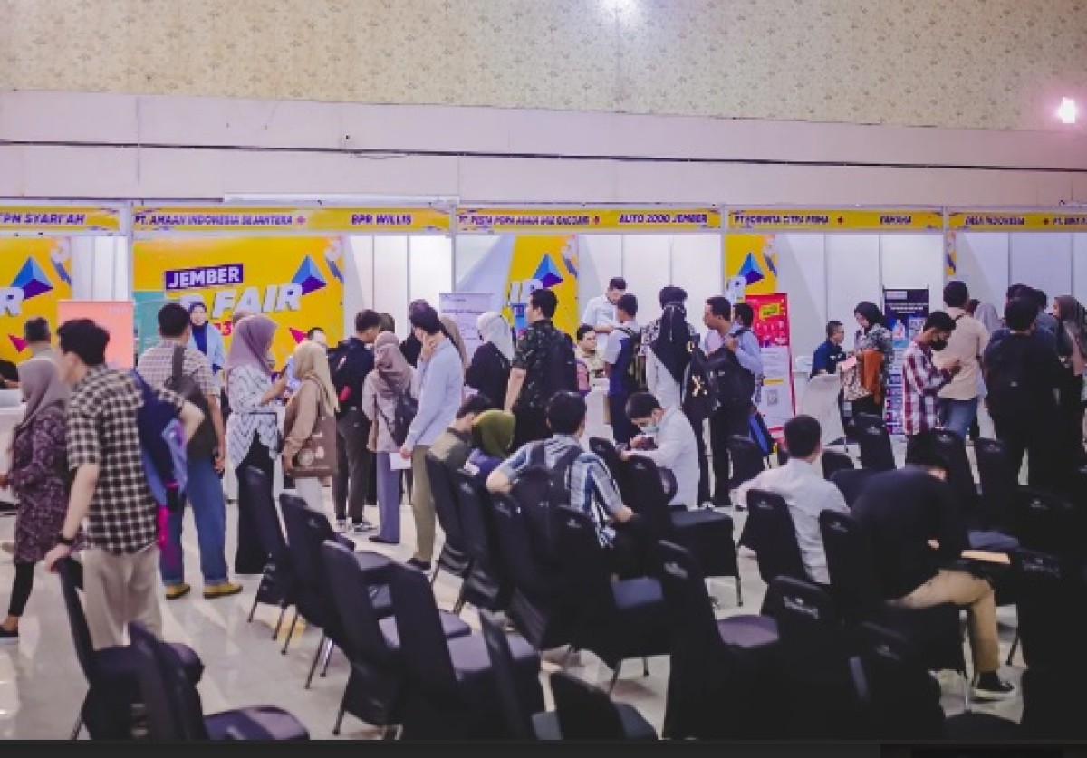 Suasana Job Fair di Gedung Serbaguna GOR Kaliwates. (Foto: Humas Pemkab Jember)