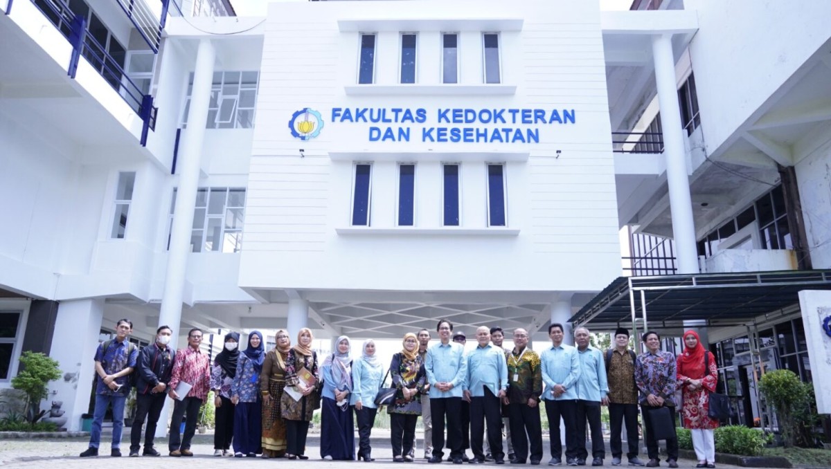 Jajaran Pimpinan ITS dan Tim Kementerian Kesehatan saat visitasi ke Gedung FKK ITS. (Foto: Humas ITS)