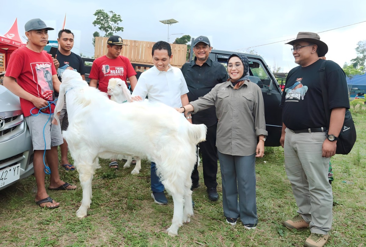 Cak Thoriq bersama salah satu peserta Kontes Kambing Senduro. (Foto: Kominfo Lumajang)