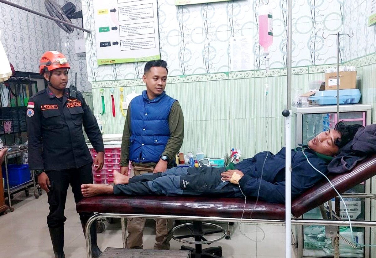 Fatoni saat mendapat perawatan setelah mengalami hipotermia. (Foto: Kominfo Lumajang)