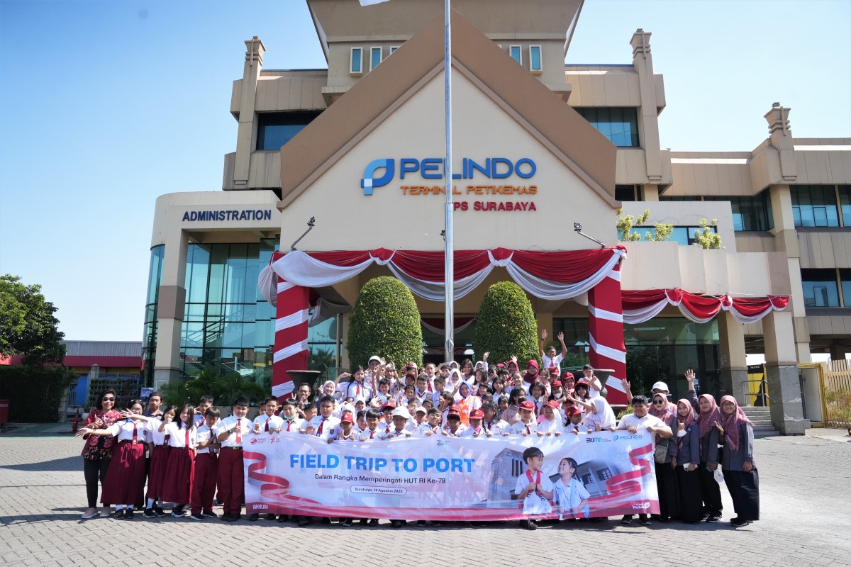 Pelajar Sekolah Dasar Barunawati, Surabaya usai berkeliling PT Terminal Petikemas Surabaya (TPS). (Foto: Humas TPS for jatimnow.com)