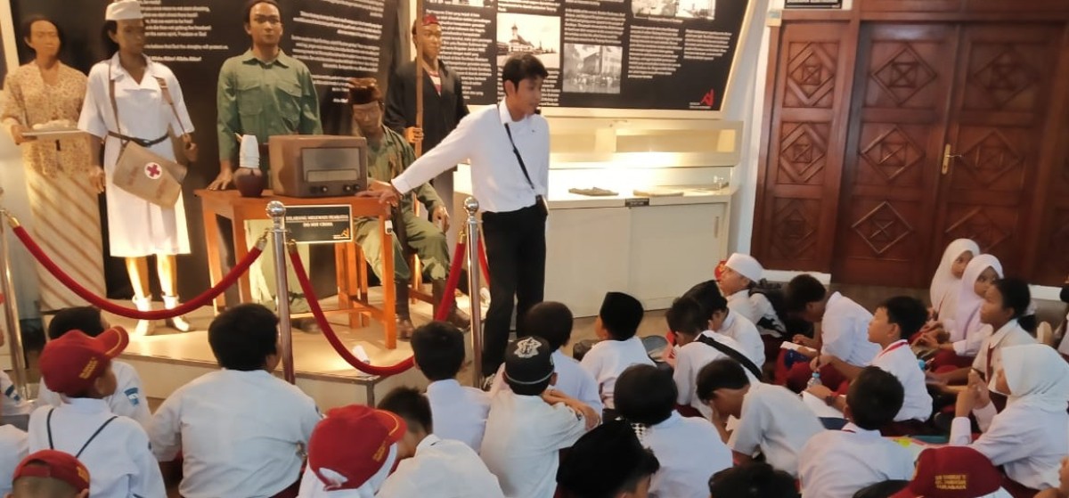 Kunjungan siswa SDN Rangkah 6 ke Museum 10 November Surabaya. (Foto: Hardi for jatimnow.com)