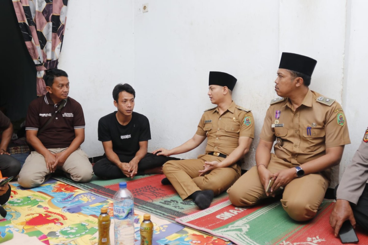 Bupati Trenggalek Jenguk Nelayan yang Selamat Diterjang Ombak Perairan Pantai Gladak