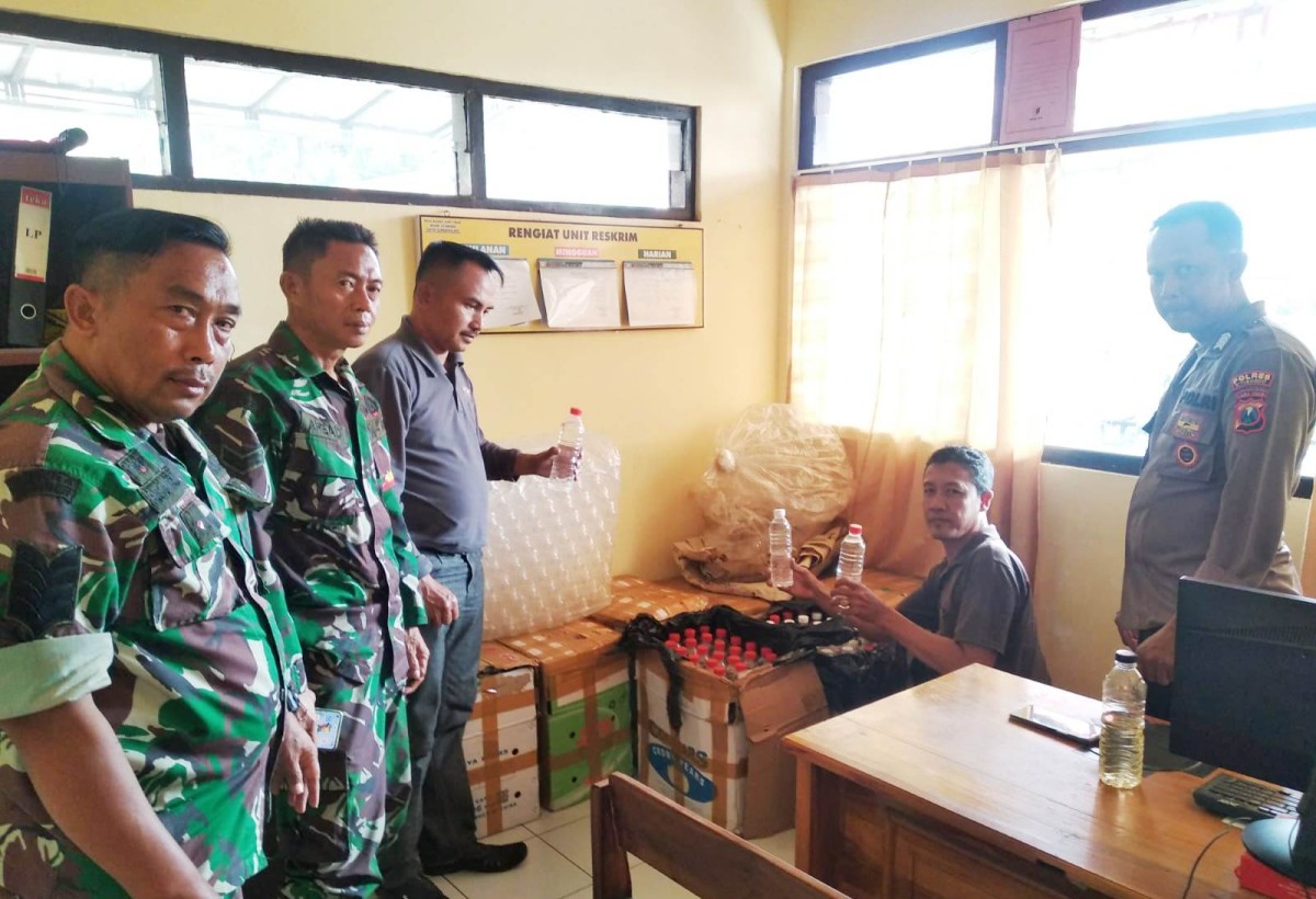 Ratusan botol miras jenis arak yang disita dari sebuah toko milik warga desa Baderan kecamatan Sumbermalang.